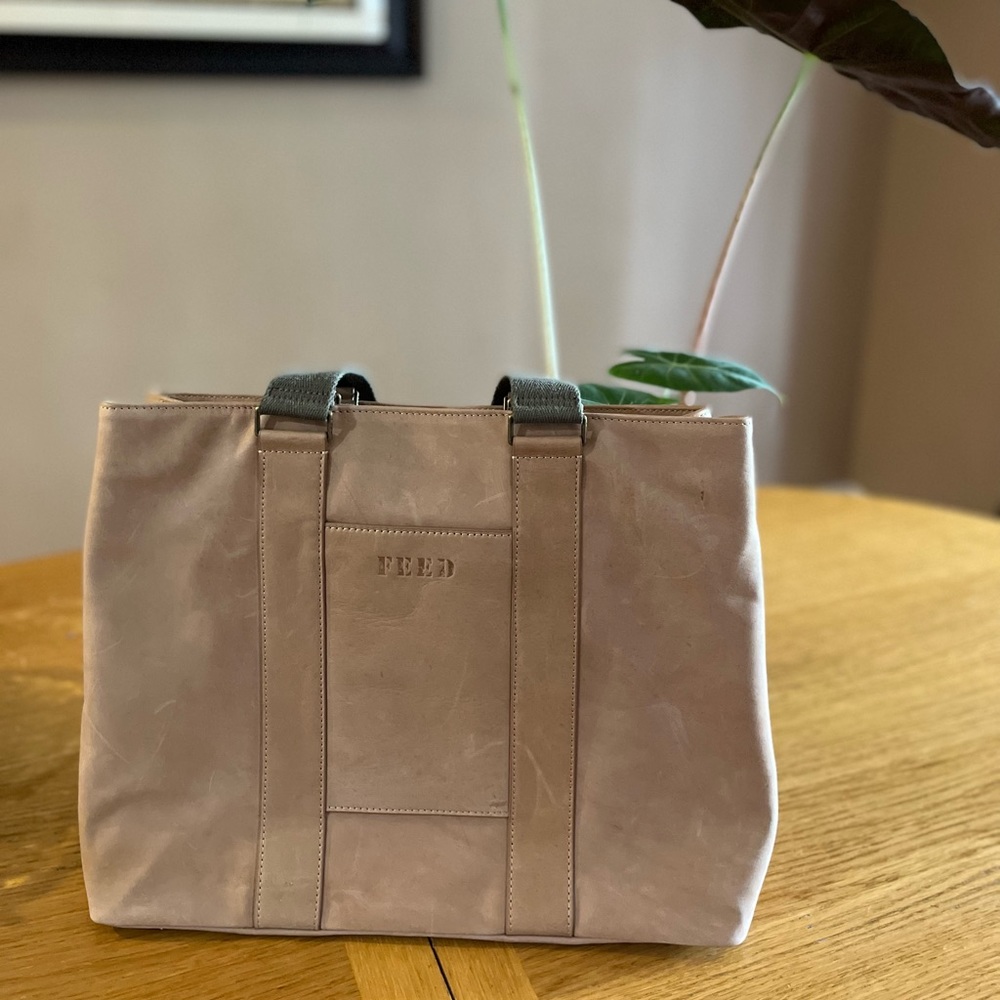 Brand new Feed Essential Bag in Leather.
